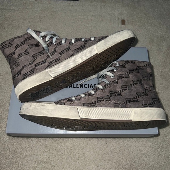 Balenciaga - Picture 5 of 8